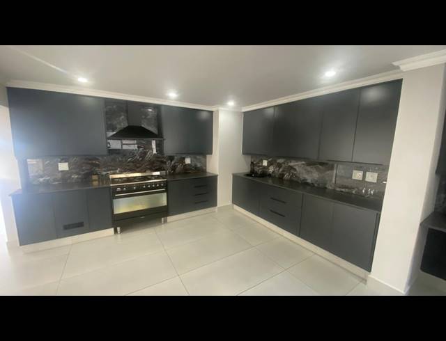 4 BEDROOM HOUSE FOR SALE IN COMPENSATION BEACH
